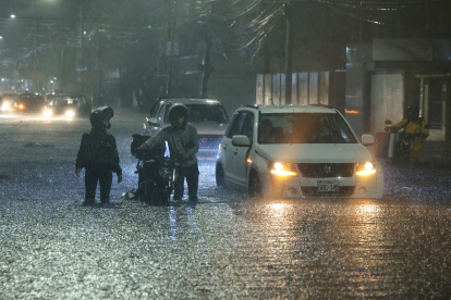 Inundación. Cientos de vehículos se quedaron dañados en medio de la vía, debido a la fuerte lluvia que cayó en Guayaquil el pasado jueves 9 de febrero. El tráfico se intensificó.