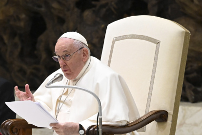 El Papa Francisco se dirige a los fieles durante su audiencia general semanal en el Aula Paolo VI, Vaticano, 08 de febrero de 2023