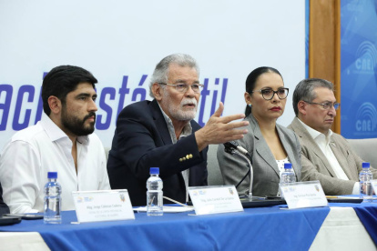 Atamaint estuvo acompañada por Enrique Pita, José Cabrera, Esthela Acero y el encargado de la delegación del Guayas, Wilson Hinojosa.