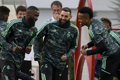 RABAT (MARRUECOS), 10/02/2023.- Los jugadores del Real Madrid Karim Benzema (c), Éder Militao (d) y Antonio Rüdiger (i) durante el entrenamiento celebrado este viernes en el Complejo Mohamed VI de Fútbol en Rabat (Marruecos), donde mañana juega ante el Al Hilal saudí la Final del Mundial de Clubes. EFE/Julio Muñoz