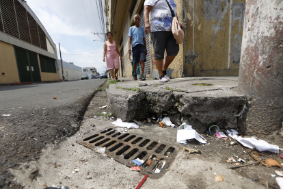 Daños. Las veredas de las calles están destruidas y se han vuelto un peligro para quienes obligadamente tienen que caminar sobre ellas, ya que las calles están en peores condiciones.
