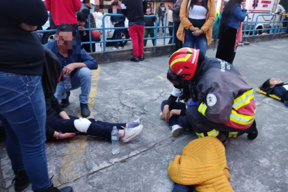 Atención. Miembros del Cuerpo de Bomberos brindaron atención a los afectados.