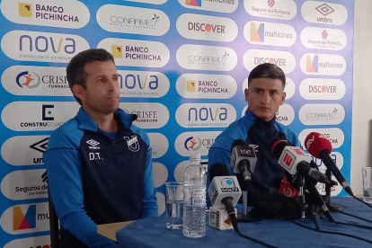 Mauro Díaz (d) durante su presentación como jugador de Universidad Católica.