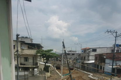Situación. Los vecinos de este barrio alertan por el poste en mal estado.