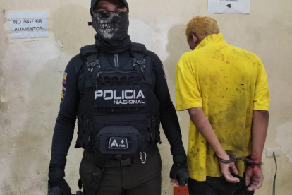 Dos uniformados realizaban un operativo de control por el sector del Fortín, en la avenida Casuarina, cuando se percataron de la actitud sospechosa de estos individuos