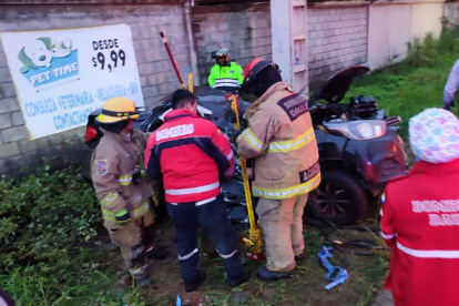 Las victimas, identificadas como Marcos Macias Montero, de 46 años y Joselyn Uve Vera, de 35, al parecer, salían de una vivienda de este sector, minutos antes de estrellarse.
