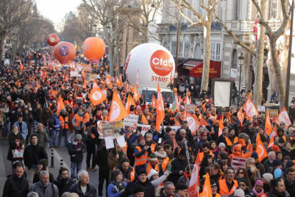iles de manifestantes participan en una manifestación contra la reforma de pensiones