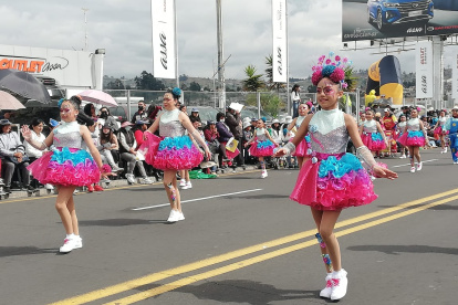 Desfile.  Este 11 de febrero se pasearon por las calles menores con trajes de flores.