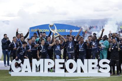 Los jugadores del equipo campeón celebraron con la copa