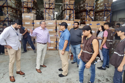 Revisión. El consejero José Cabrera estuvo con técnicos en las bodegas.