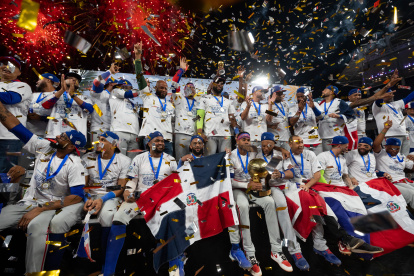 Jugadores de Tigres de Licey celebran con el trofeo al ganar la Serie del Caribe Gran Caracas 2023.