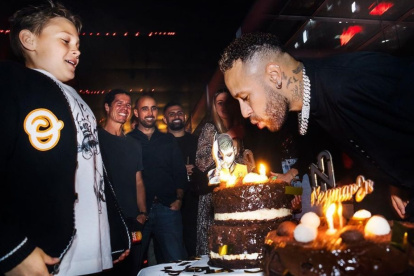 El astro brasileño tuvo una muy ‘loca’ celebración de cumpleaños # 31 que generó incluso el rechazo del alcalde de Bougival, en Francia