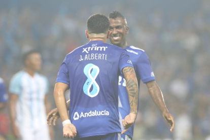 José Alberti (i) festeja el primer tanto con Miller Bolaños.