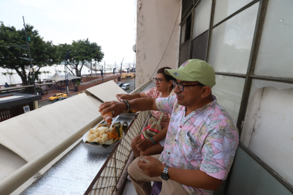 Comensales. Hasta el local llegan de diferentes partes de la urbe. Se ha convertido en una hueca.