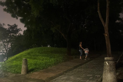 Por las noches el parque queda  completamente oscuro y la vigilancia es poca.