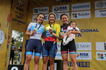 Miryam Núñez (c) fue la más rápida en la crono. Compartió podio con Ana Vivar (Movistar Best PC) y Esther Galarza (Independiente).