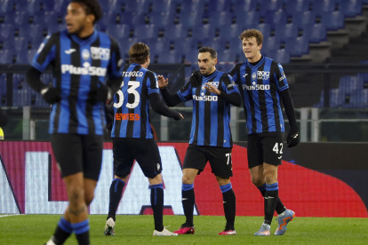 Rome (Italy), 11/02/2023.- Atalanta"s Davide Zappacosta (C) celebrates with teammates after scoring during the Italian Serie A soccer match between Lazio and Atalanta at the Olimpico stadium in Rome, Italy, 11 February 2023. (Italia, Roma) EFE/EPA/FABIO FRUSTACI