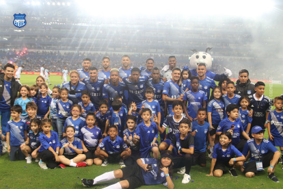 Emelec presentó a la plantilla con la que disputará la LigaPro, Copa Ecuador y Copa Sudamericana