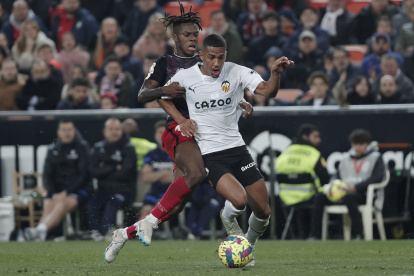 VALENCIA, 11/02/2023. El delantero del Valencia Samuel Lino (d) pelea un balón con Nico Williams, del Athletic, durante el encuentro correspondiente a la jornada 21 de Primera División que se disputa hoy sábado en el estadio de Mestalla. EFE/ Manuel Bruque.