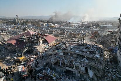Las labores de rescate continúan seis días después del primer terremoto