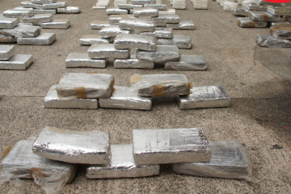 Decomiso. El bombero trasnportaba 200 paquetes en la parte posterior de su vehículo.