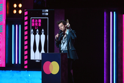 Harry Styles, alzando uno de sus premios como artista del año. El evento se llevó en Londres.