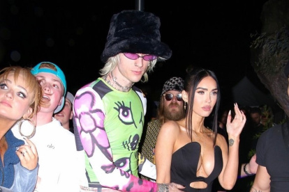 Megan Fox y Machine Gun Kelly durante la farra previa al Super Bowl. El rapero se eletrocutó en el escenario, pero el incidente no pasó a mayores.