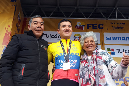 Richard Carapaz festejó con sus padres el haber obtenido la medalla de oro en el Campeonato Nacional de Ciclismo de Ruta que tuvo a Tulcán como sede.