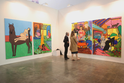 - Asistentes observan obras expuestas en la feria Zona Maco