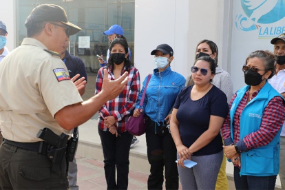 La Policía. Da detalles a la comunidad sobre como operarán en el cuartel
