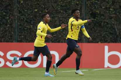 Justin Cuero (d) marcó el gol de Ecuador que le está dando el triunfo momentáneo frente a Paraguay.
