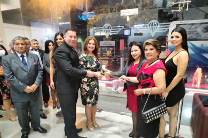 Hegel Peñaherrera junto a los funcionarios de la nueva agencia Portoviejo.