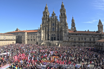 - Miles de personas, abarrotan la plaza del Obradoiro