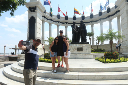 Escenario. El Malecón 2000 y Las Peñas son los pocos sitios utilizados para hacer turismo en la ciudad.