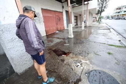 EN LA CALLE 6 Y BRASIL DOS JOVENES FUERON ASESIANDO ATIRO LOS SUPESTO LLEGARON EN CARRO CON FUSILES 12 DE FEBRERO DEL 2023 GUAYAQUIL-ECUADOR