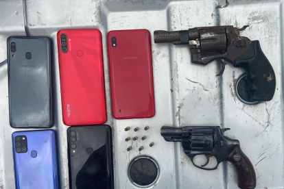 Incautación. Se encontraron celulares, armas y municiones.