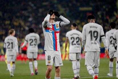 VILLARREAL (CASTELLÓN), 12/02/2023.- El centrocampista del FC Barcelona Pedri (c) reacciona durante el partido de Liga en Primera División que Villarreal CF y FC Barcelona disputan este domingo en el estadio de La Cerámica. EFE/Manuel Bruque