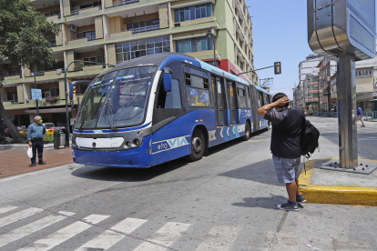 Una unidad articulada de la Metrovía, en el centro de Guayaquil.