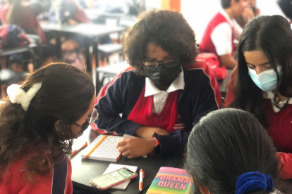 Elaboración. Los estudiantes discuten y arreglan sus textos de la antología.