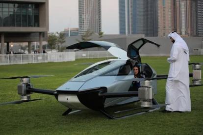 Arabes inspeccionan el auto volador eVTOL durante su exhibición en Exposición de tecnología de la información del Golfo