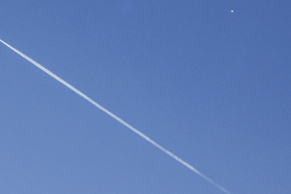Un avión comercial (i) vuela por debajo del "globo espía" chino (d) detectado en el espacio aéreo estadounidense en Charlotte (Estados Unidos), en una fotografía de archivo.