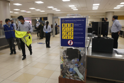 Filtros de seguridad. Estos pasos son donde usualmente la gente olvida algunos artículos, como cinturones, principalmente