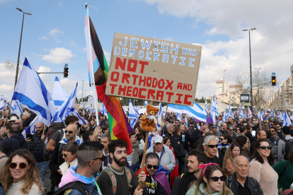 Los israelíes realizan una manifestación antigubernamental frente al parlamento (Knesset) en Jerusalén, el 13 de febrero de 2023