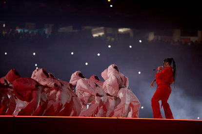 Rihanna durante el medio tiempo del Super Bowl LVII en el State Farm Stadium en Glendale, Arizona, el 12 de febrero de 2023.