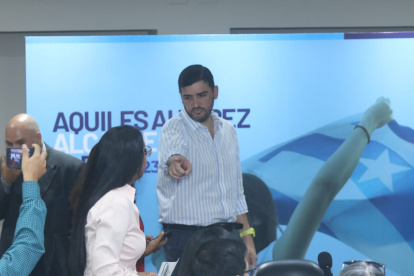 Escenario. En rueda de prensa, el electo alcalde de Guayaquil, Aquiles Álvarez, se pronunció sobre la tarjeta única.