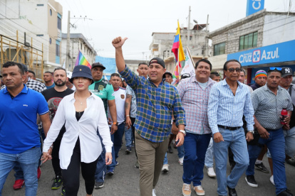 El alcalde electo de Playas, Gabriel Balladares, en un recorrido por el cantón peninsular.