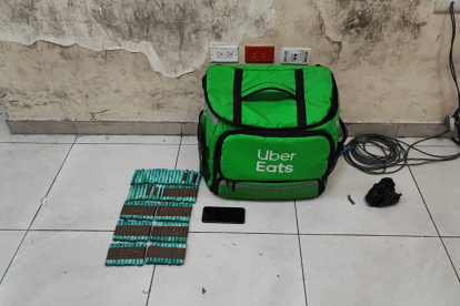 La pareja llevaba este bolso, en cuyo interior la policía encontró la droga.