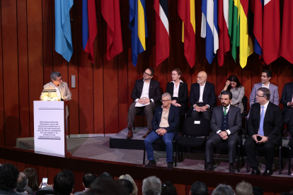 El jefe de la Delegación del  ELN, Pablo Beltrán (i), habla durante la inauguración del segundo ciclo de negociaciones de la Mesa de Diálogos de Paz entre el gobierno de Colombia y el Ejército de Liberación Nacional (ELN) hoy, en Ciudad de México (México). EFE/ José Méndez