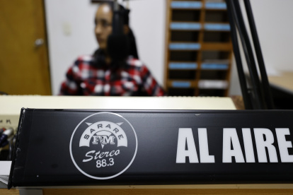 Una locutora trabaja en la emisora Sarare Stéreo, en Saravena (Colombia), en una fotografía de archivo.