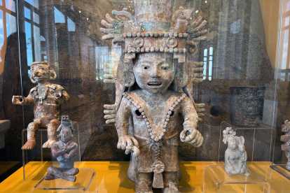 Fotografía que muestra esculturas en forma de dios maya ayer, en el Museo Regional de Antropología de Mérida, en Yucatán (México)